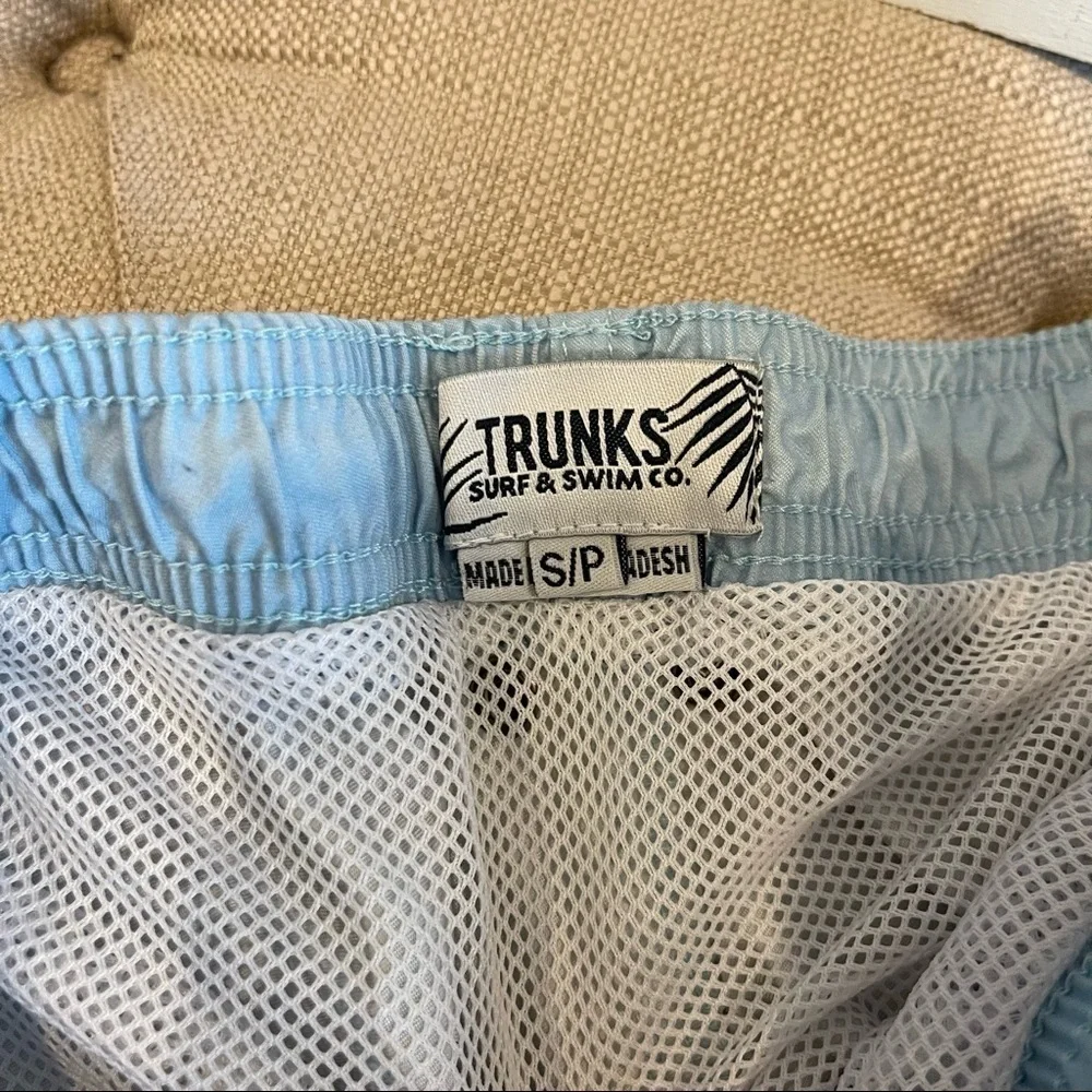 Q: Trunks Surf & Swim Co Mens Shorts Small Blue Palms Tree Printed Stretch